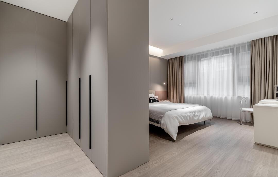 卫生间门对床？巧妙布局来化解！打造舒适卫浴空间隔断方案