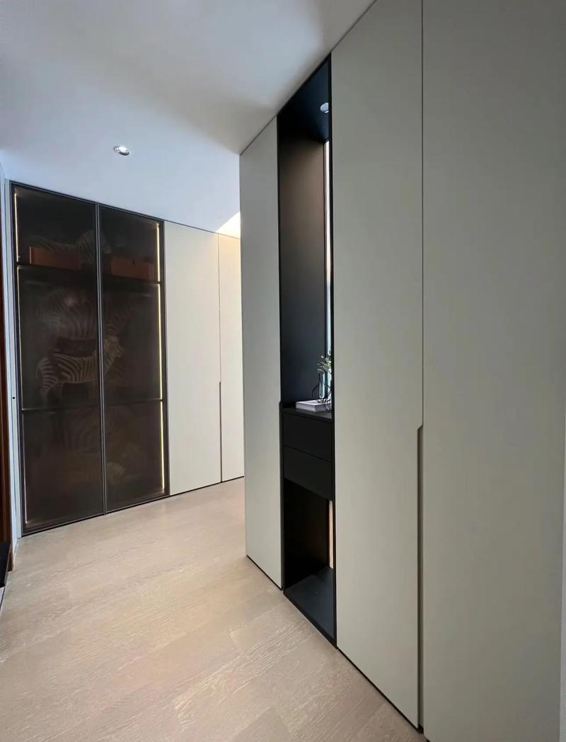 主卧卫生间正对床头.玻璃隔断床尾衣柜.创新的卧室设计,床头